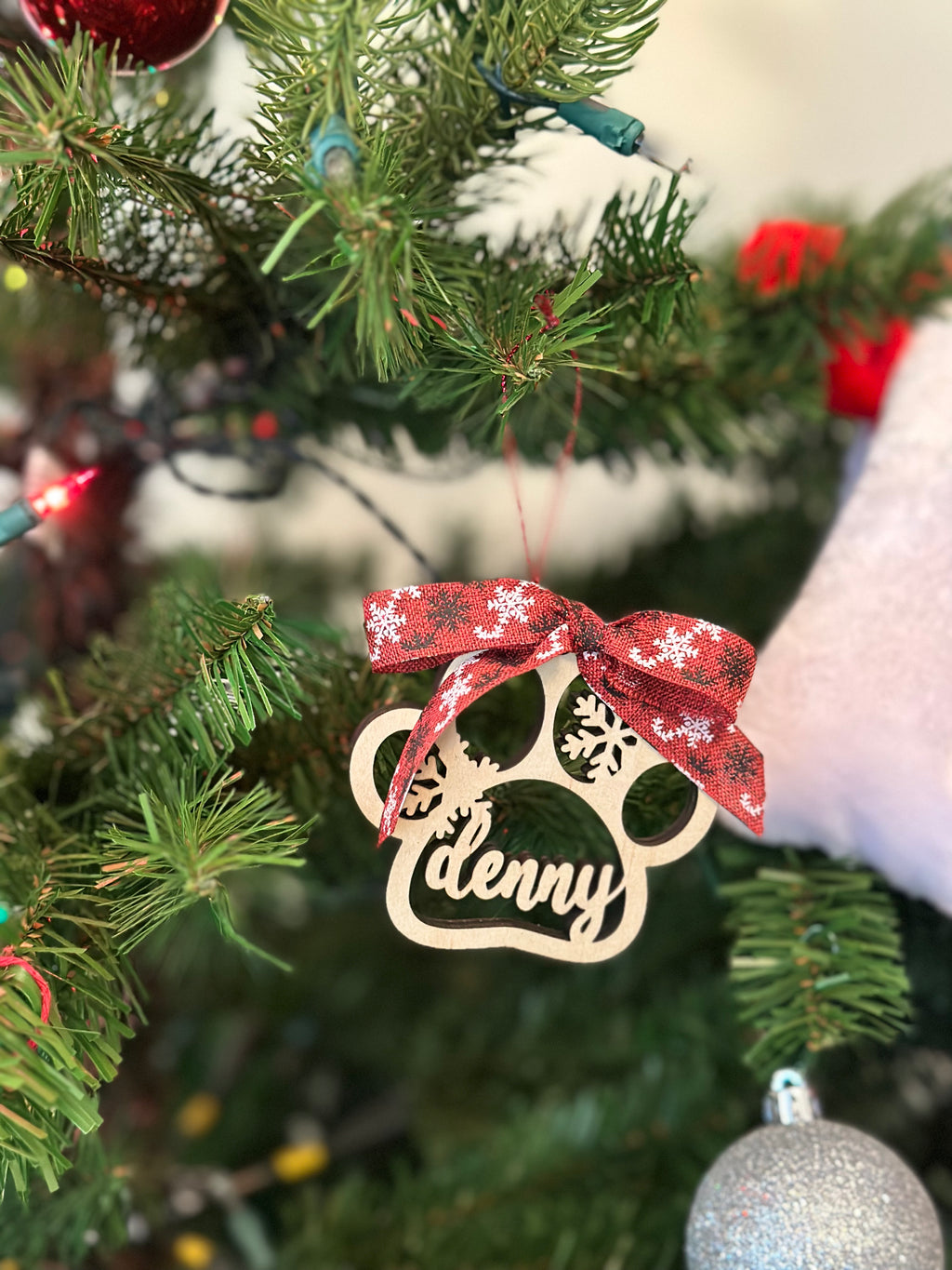 Personalized Wooden Paw Print Christmas Ornament – Custom Pet Name Holiday Decoration